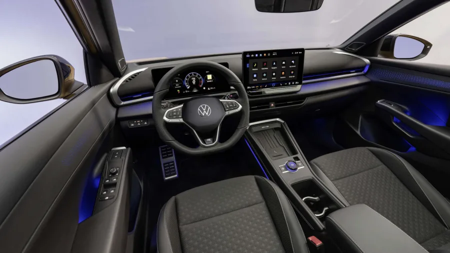 O interior seguirá padrões globais da Volkswagen, com painel horizontal, multimídia flutuante e pacotes tecnológicos, mas alguns itens de luxo devem ficar de fora do Brasil.