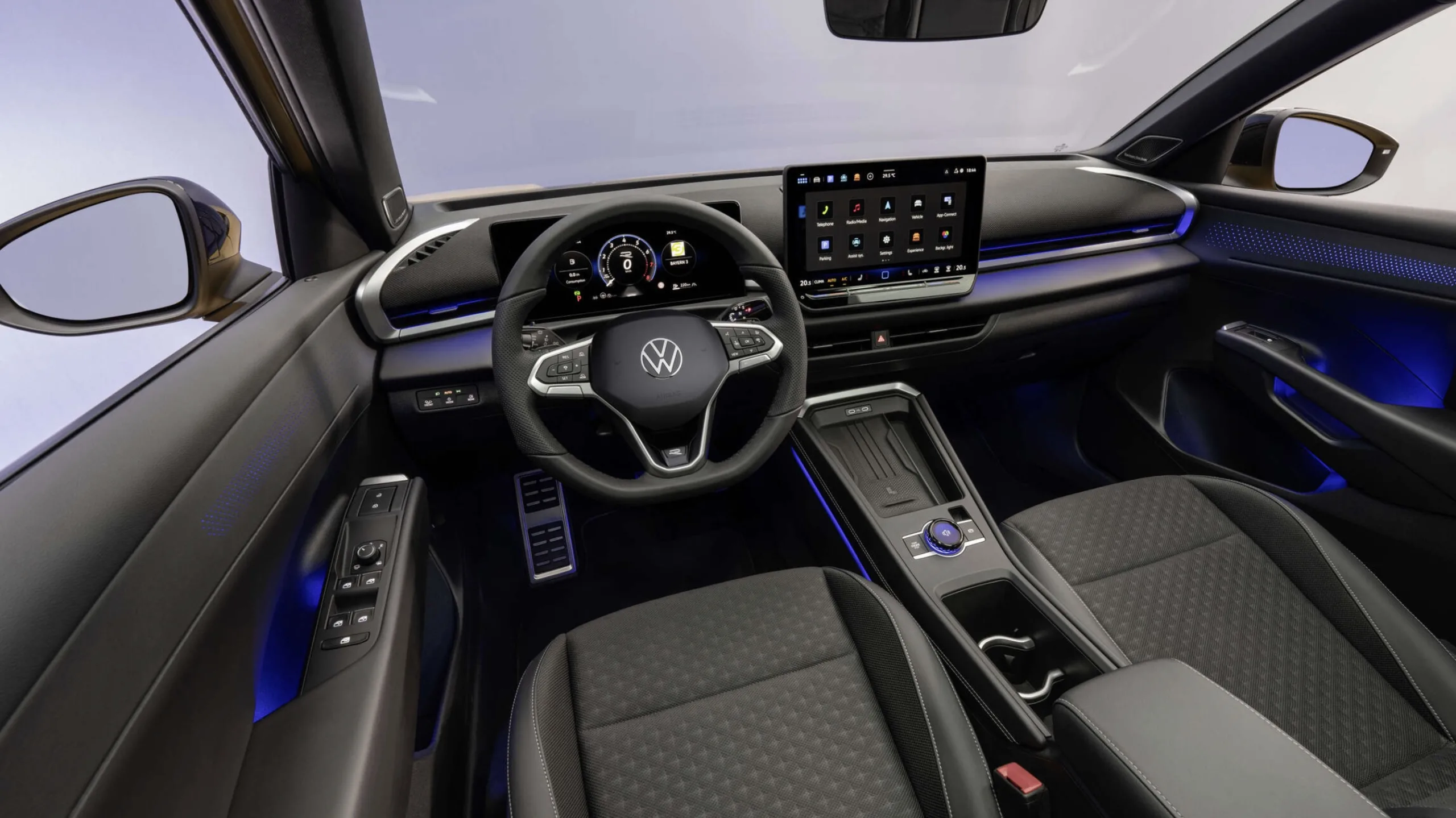 O interior seguirá padrões globais da Volkswagen, com painel horizontal, multimídia flutuante e pacotes tecnológicos, mas alguns itens de luxo devem ficar de fora do Brasil.