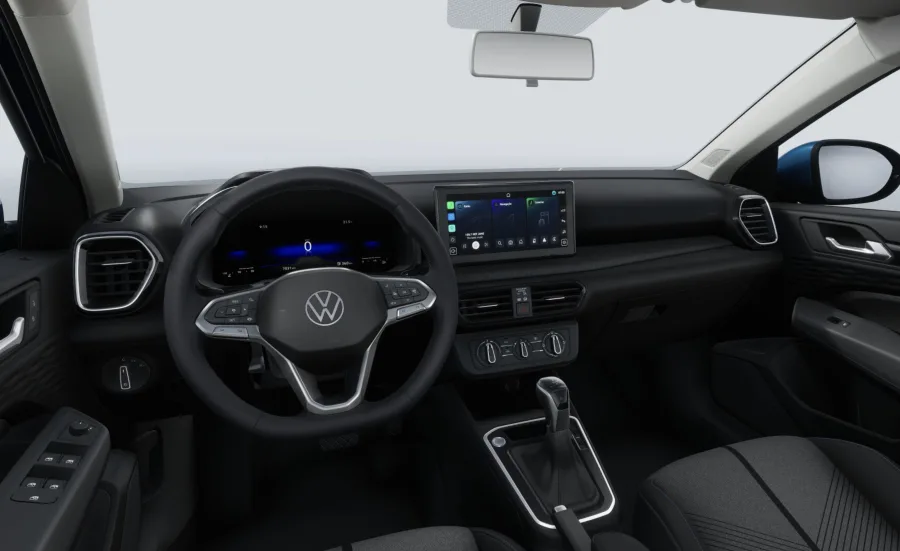 O interior traz conforto e praticidade, com bancos ajustáveis, volante multifuncional e porta-malas de 350 litros, além de opções de climatização e chave presencial.