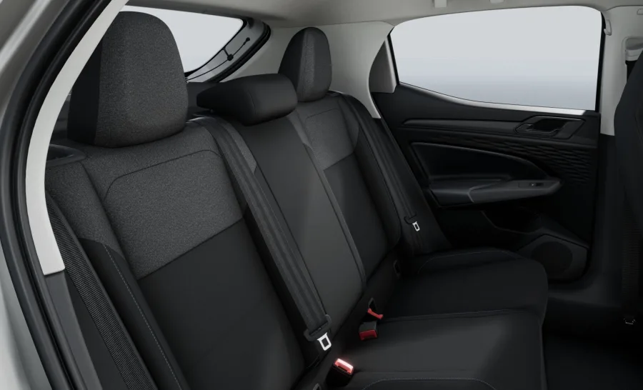 No pacote de segurança, o modelo traz seis airbags, frenagem autônoma de emergência e detector de fadiga, reforçando a proteção para todos os ocupantes.