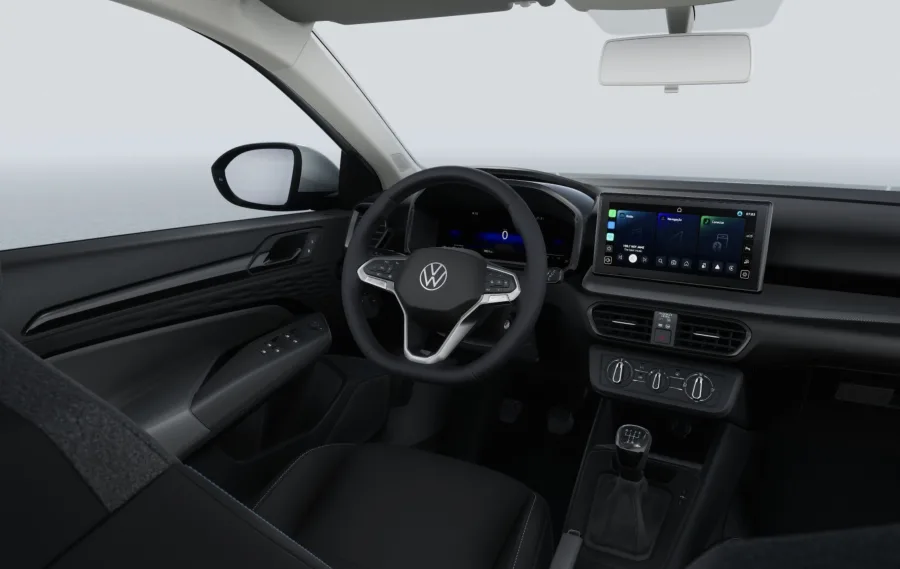 O interior combina painel digital e central multimídia conectada, oferecendo recursos de tecnologia e conforto antes restritos a versões mais caras da Volkswagen.