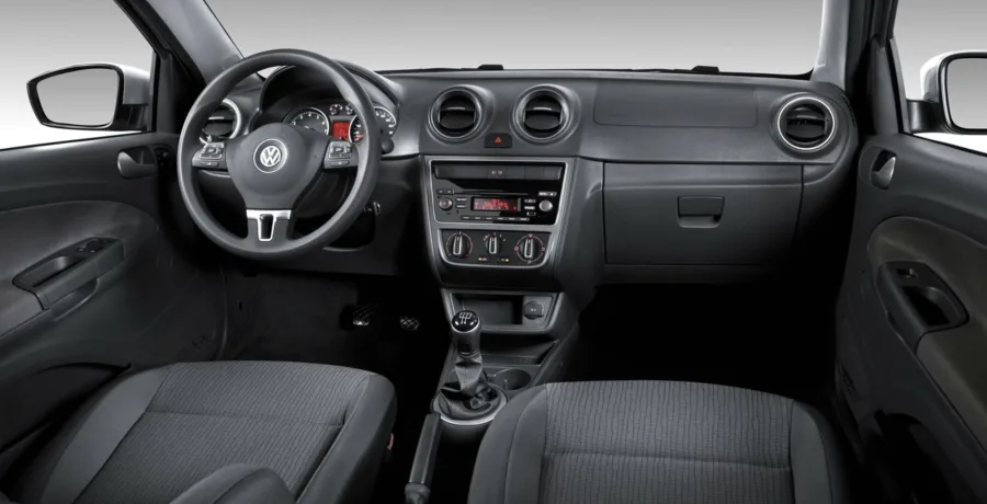 Câmbio manual de 5 marchas, tração dianteira e direção hidráulica fazem do Voyage 2014 um carro fácil de dirigir, prático no dia a dia e robusto em uso contínuo.