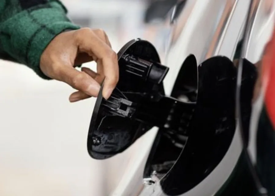 Fraudes em combustíveis revelam como crime organizado trava queda no preço da gasolina no Brasil