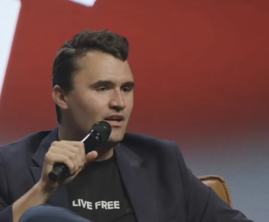 Charlie Kirk morreu após levar tiro durante discurso em universidade nos EUA