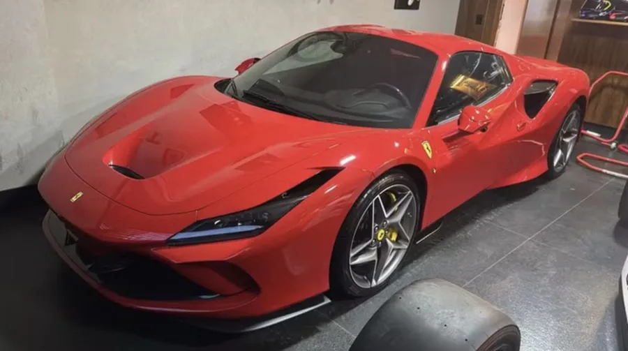 Os investigadores encontraram relógios de alto valor, dinheiro vivo e carros de luxo. O objetivo, segundo a PF, era ocultar patrimônio obtido com fraudes no INSS.