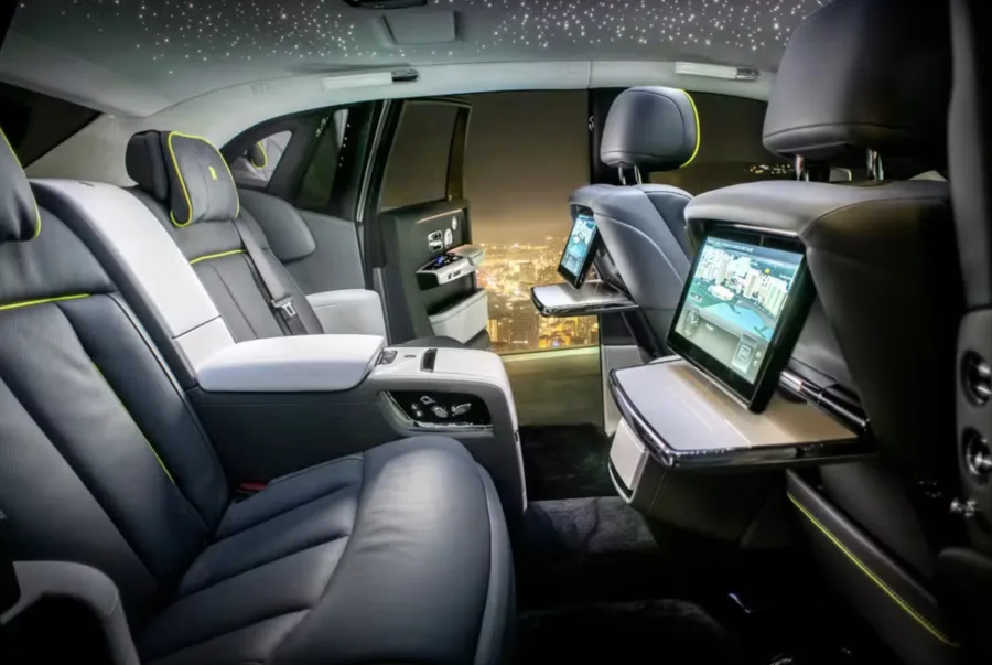 Símbolo da sofisticação britânica, o Phantom tem motor V12 biturbo, 571 cv e câmbio inteligente que antecipa trocas de acordo com o GPS.