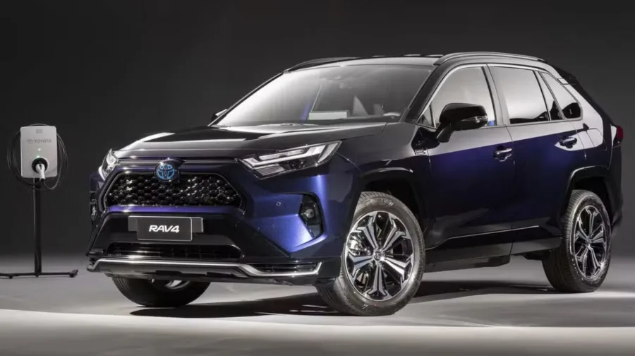 O recall da Toyota atinge 521 unidades no Brasil, sendo 327 do RAV4 híbrido plug-in e 194 do GR Corolla, por falha no painel que pode desligar em movimento.
