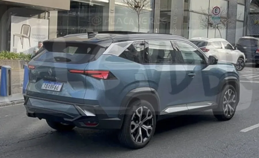 Renault Boreal 2026 é flagrado sem camuflagem no Brasil: SUV chega em três versões e mira rivais com motor turbo de 163 cv