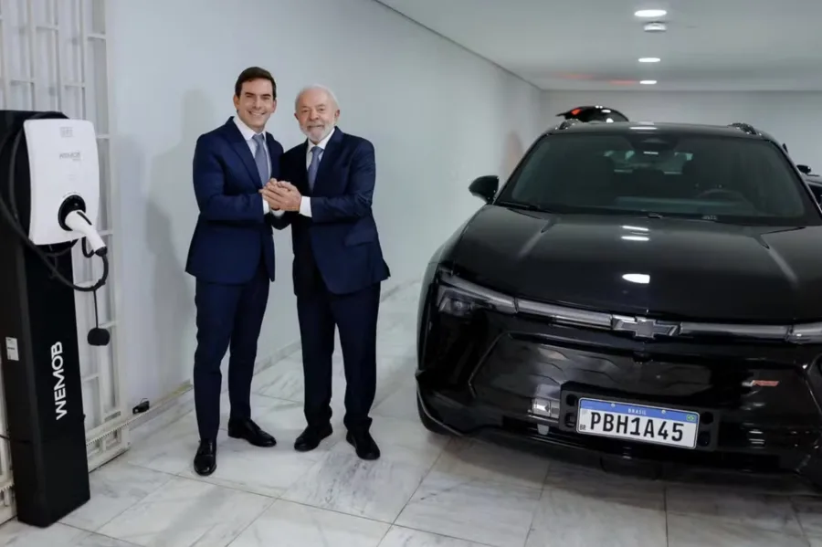O Brasil se tornou o primeiro país a adotar frota presidencial totalmente elétrica. Lula recebeu quatro Chevrolet Blazer EV, reforçando o compromisso com mobilidade sustentável.