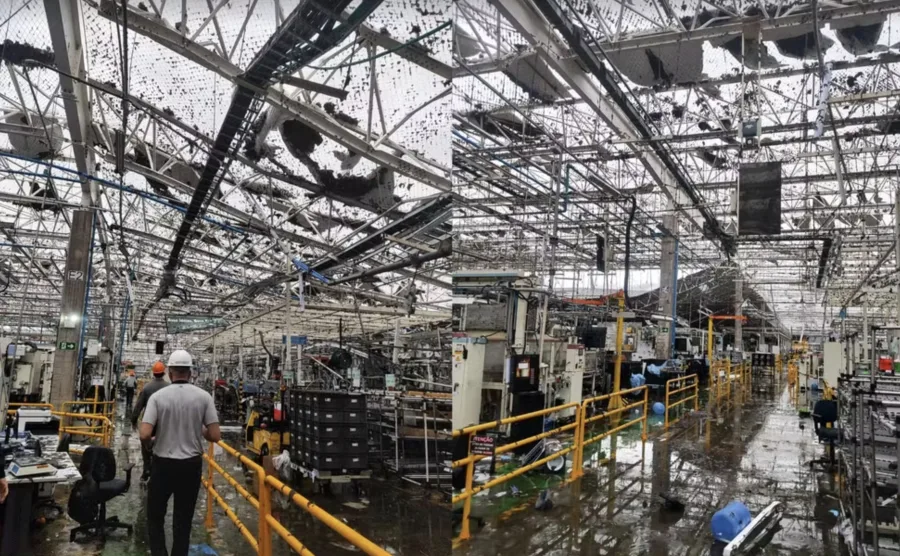 Carro é encontrado capotado e fábrica de motores da Toyota fica destelhada após temporal — Foto: Redes Sociais