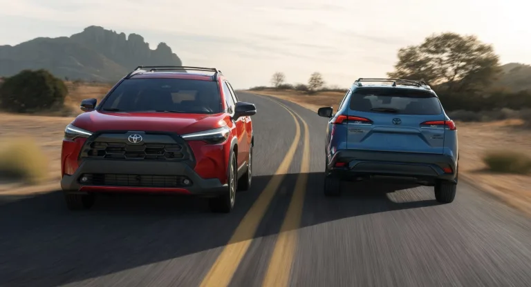 Toyota Corolla Cross 2026 chega aos EUA com produção local, novos motores e foco em eficiência