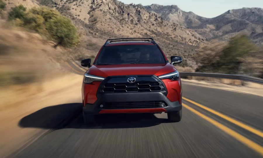 O Corolla Cross 2026 estreia nos EUA com fabricação em Alabama, evitando tarifas e reforçando a estratégia local da Toyota para SUVs compactos.