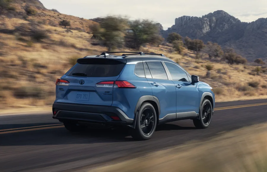 As versões híbridas chegam com tração integral eletrônica, 198 cv de potência combinada e consumo de até 17,9 km/l, equilibrando economia e desempenho.