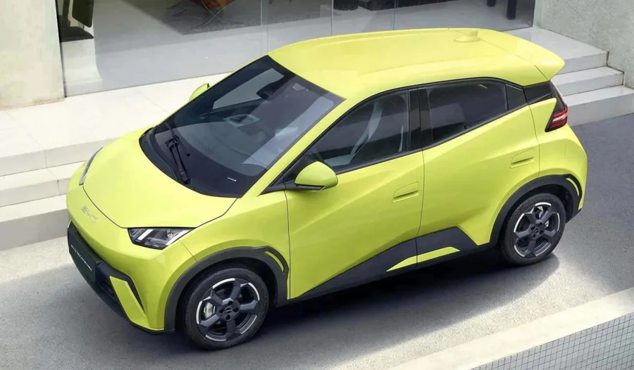 O BYD Dolphin Mini emplacou 3.036 unidades em agosto de 2025, ficando em 4º lugar entre os compactos e superando rivais como Chevrolet Onix e Fiat Pulse no varejo nacional.