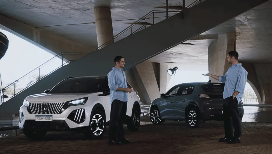 Peugeot 208 e 2008 híbridos chegam com tecnologia 12V e campanha com Gabriel Leone