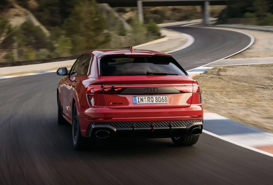 O utilitário acelera de 0 a 100 km/h em apenas 3,6 segundos e atinge 280 km/h de velocidade máxima, podendo chegar a 305 km/h com pacote opcional de alta performance.