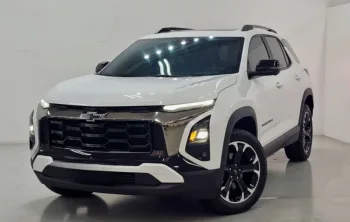 O Equinox 2025 chega em duas versões principais: Activ AWD Automático, ideal para quem busca versatilidade e robustez em um SUV, e RS AWD Automático, voltada a quem prefere um estilo esportivo com mais sofisticação visual. Ambas entregam a motorização 1.5 Turbo a gasolina, unindo eficiência e desempenho.