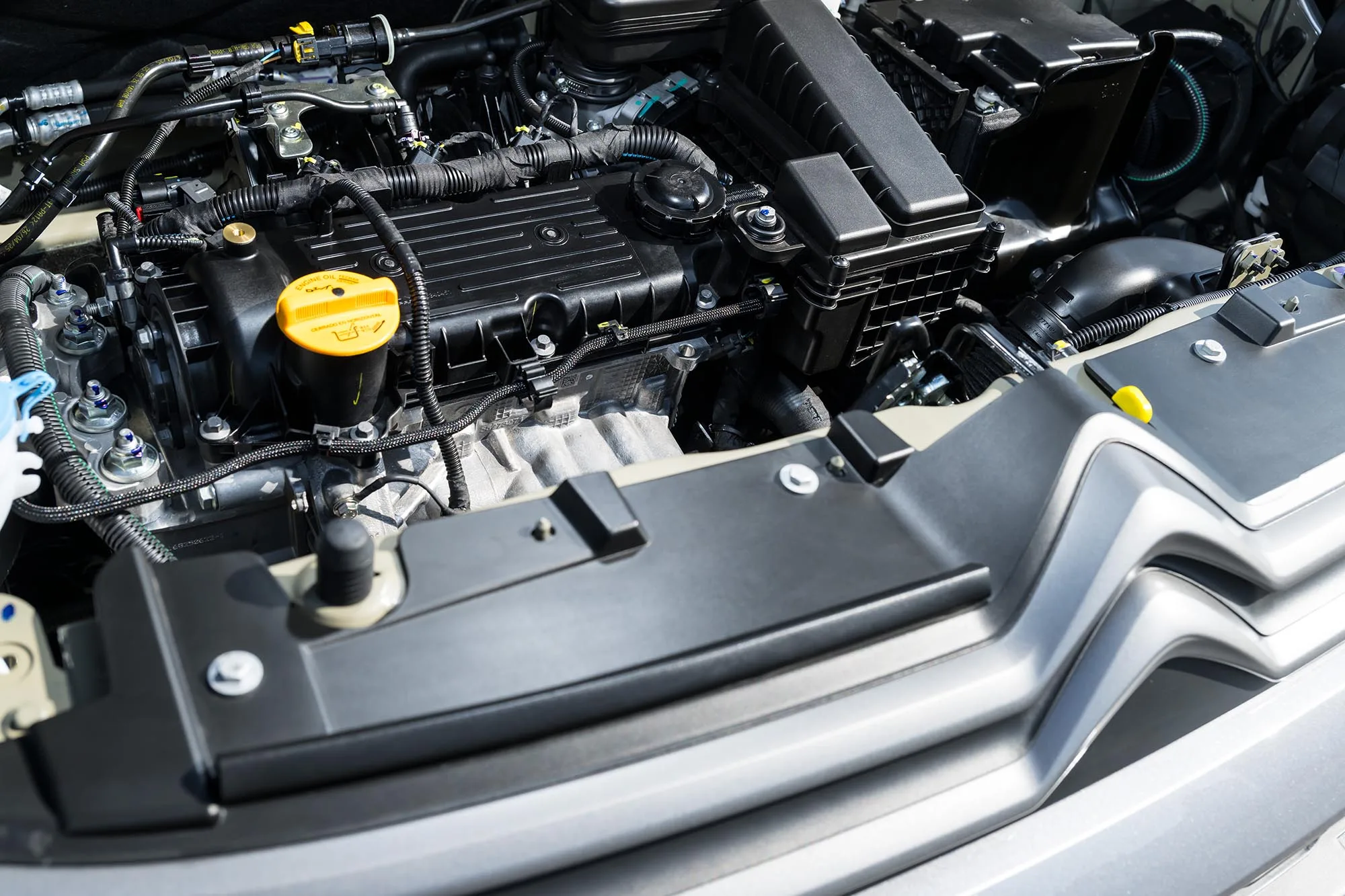 Debaixo do capô está o motor 1.0 Firefly de até 75 cv, ligado ao câmbio manual, uma combinação que ajudou o hatch a conquistar o título de economia