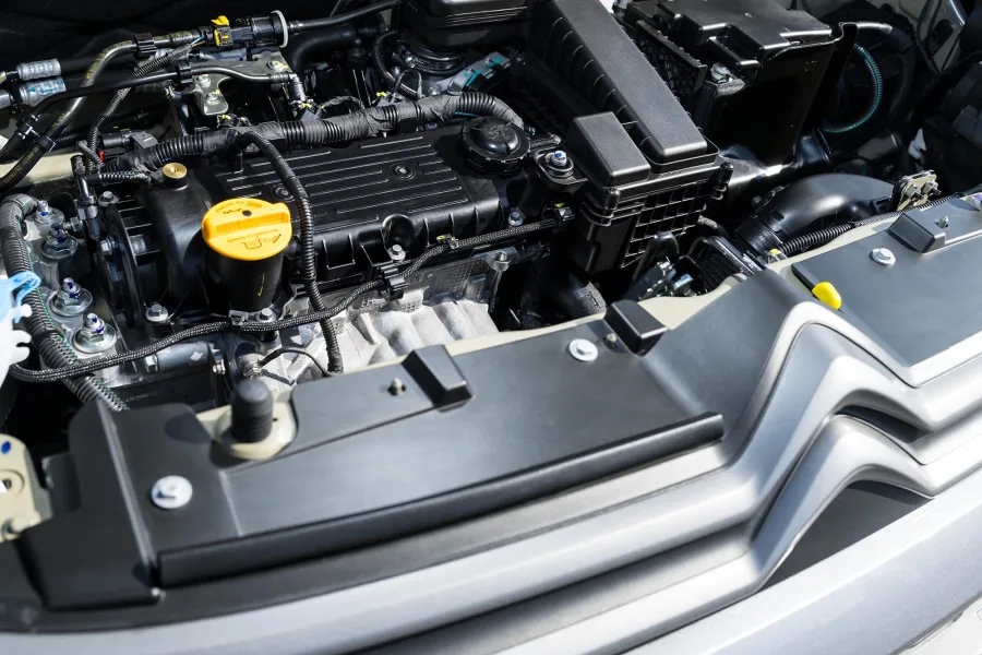 O motor 1.0 Firefly entrega até 75 cv, aliado a câmbio manual, oferecendo equilíbrio entre desempenho, economia e manutenção acessível para o uso diário.