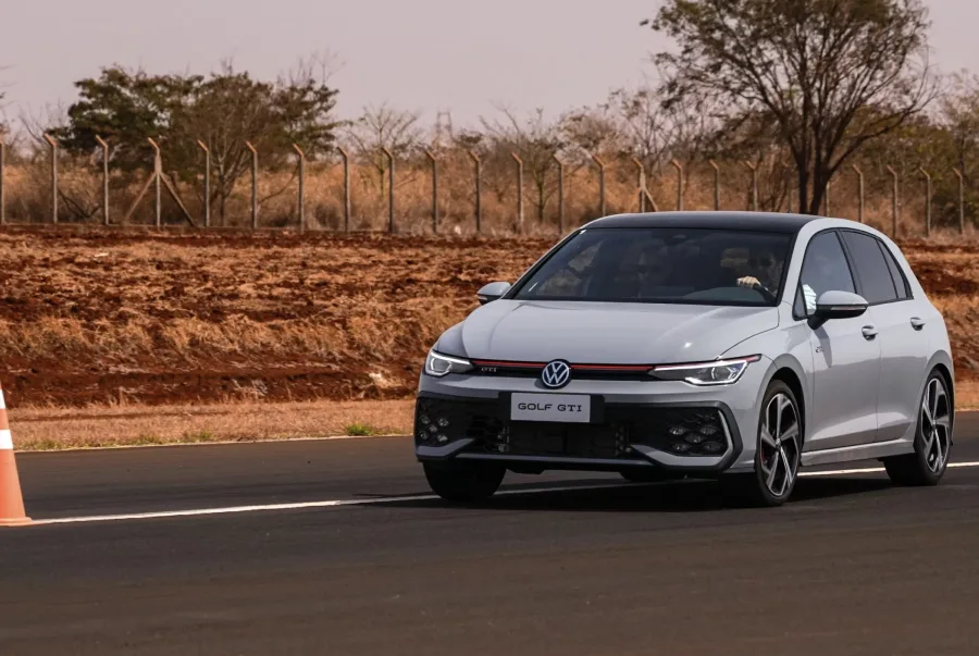 O Golf GTI volta após seis anos afastado do mercado brasileiro, agora na oitava geração, com valores que partem de R$ 430 mil e chegam a R$ 445 mil, dependendo do acabamento.