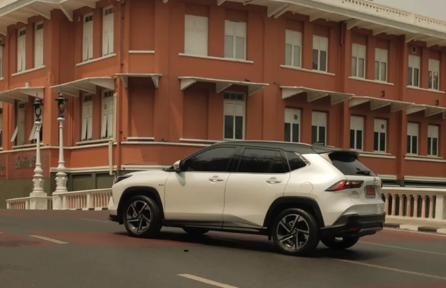 O novo SUV terá quatro versões, incluindo a XRX Hybrid com até 30 km/l. O porta-malas de 471 litros é destaque frente a rivais como Tracker e T-Cross.