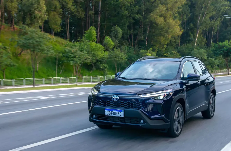 Toyota Corolla Cross XRX Hybrid 1.8 2025: Preço, Ficha técnica, Consumo, Equipamentos e Fotos; SUV híbrido faz até 17,7 km/l na estrada e tem autonomia de 637 km, ideal para longas viagens