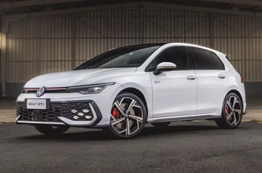 O retorno do VW Golf GTI surpreendeu o mercado, com 350 unidades vendidas em apenas dois dias e fila de espera de mais de 400 clientes.