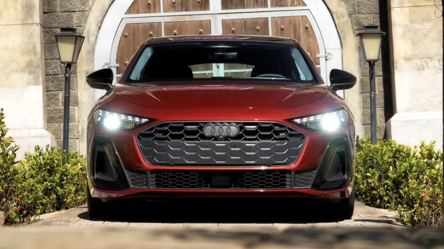 As versões do Audi A5 2025 equilibram luxo e desempenho; a Performance é esportiva, a Advanced prioriza conforto e a S Line combina estilo e tecnologia premium.