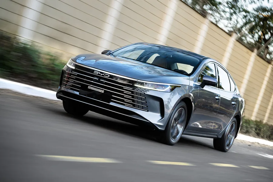 A fábrica monta três modelos centrais para o Brasil, o Dolphin Mini, o King híbrido plug in e o Song Pro, que sustentam o avanço da marca no mercado nacional.