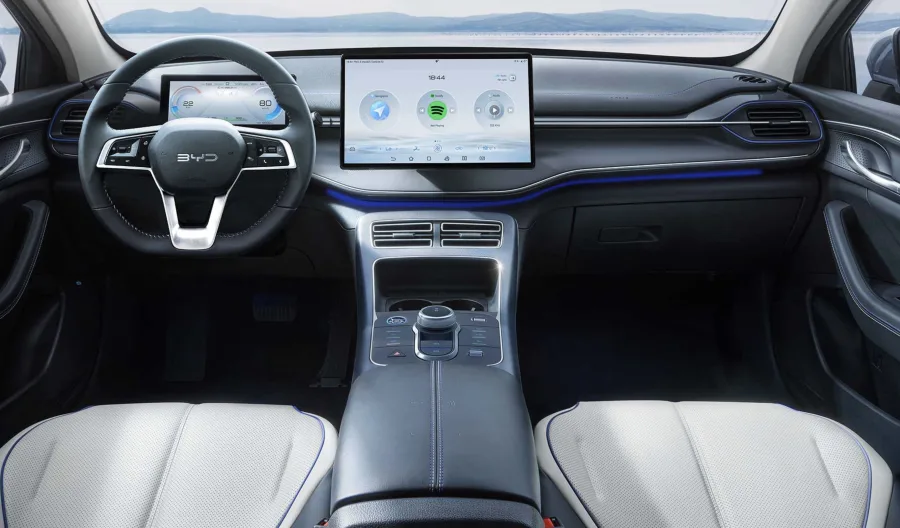 A transmissão automática de uma marcha e a tração dianteira oferecem condução suave e simples, ideal para trânsito urbano e estradas moderadas.