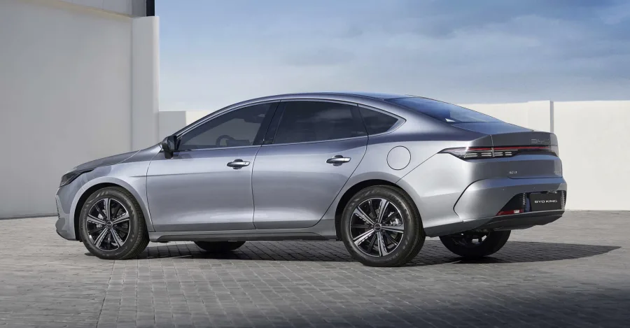 O consumo urbano de 16,3 km/l e autonomia combinada de 782 km reforçam a proposta de economia, enquanto a bateria de 8,3 kWh permite até 32 km de condução elétrica.