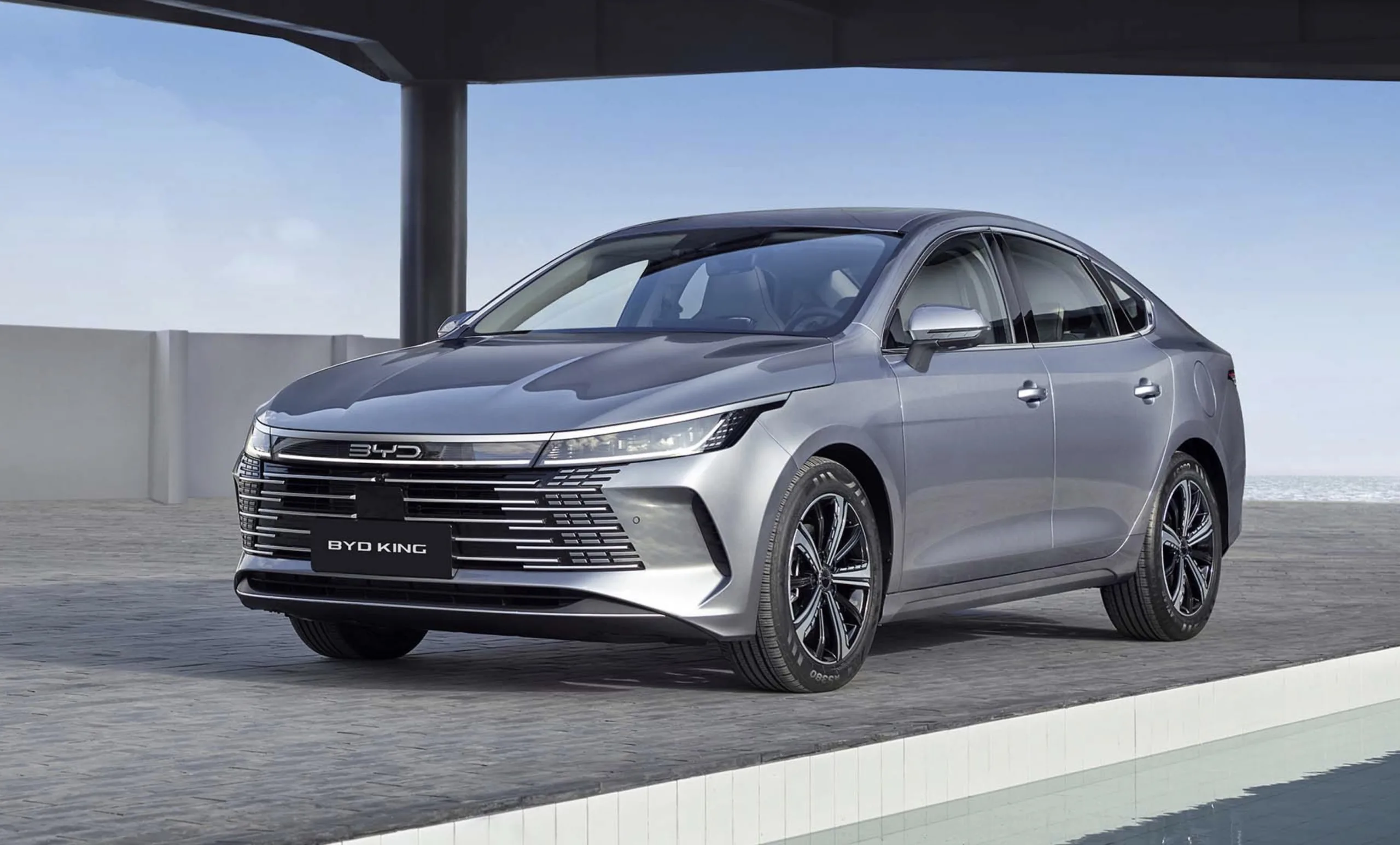 O BYD King encerrou três anos de domínio do Toyota Corolla Hybrid e venceu outros 20 modelos na disputa de melhor híbrido de 2026.