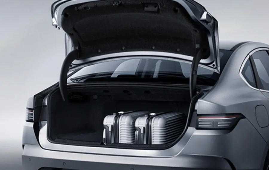 Porta-malas de 450 L e autonomia de até 782 km, o BYD King GL 1.5 2025 vai bem no dia a dia e nas viagens, com desempenho ágil na cidade e estrada.