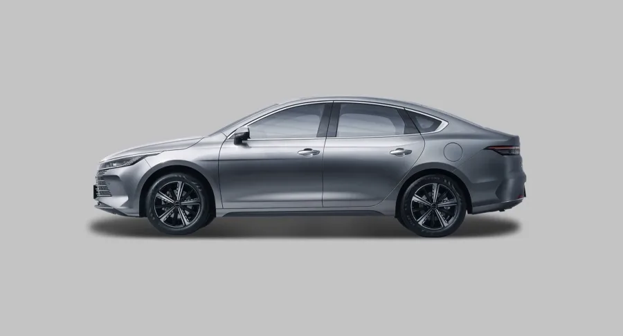 O consumo é destaque: 16,4 km/l na cidade e 12,9 km/l na estrada, com autonomia elétrica de 78 km e total de 787 km com o tanque de 48 litros, ideal para quem roda muito no dia a dia.