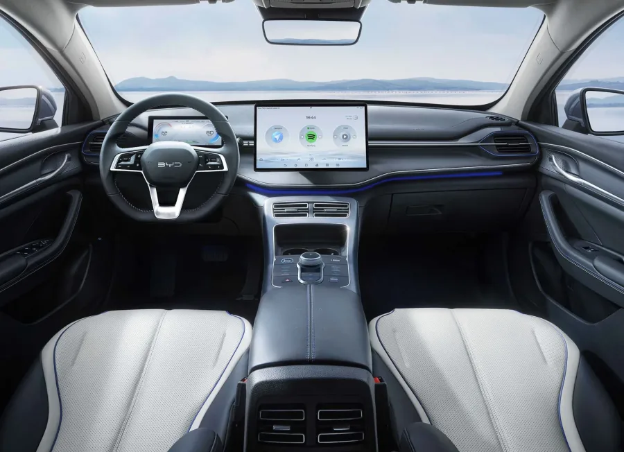 A transmissão automática de uma marcha e a tração dianteira proporcionam condução leve, silenciosa e prática, com bom desempenho tanto no trânsito urbano quanto na estrada.