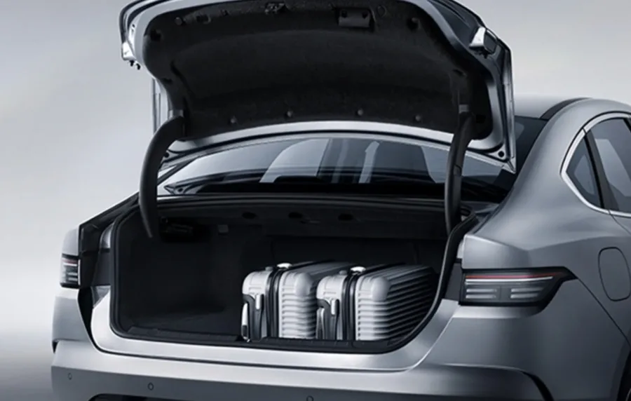 O BYD King GS 1.5 2025 é prático no uso urbano e confortável em viagens médias. O desempenho é equilibrado, e o porta-malas de 450 litros atende bem a famílias pequenas.