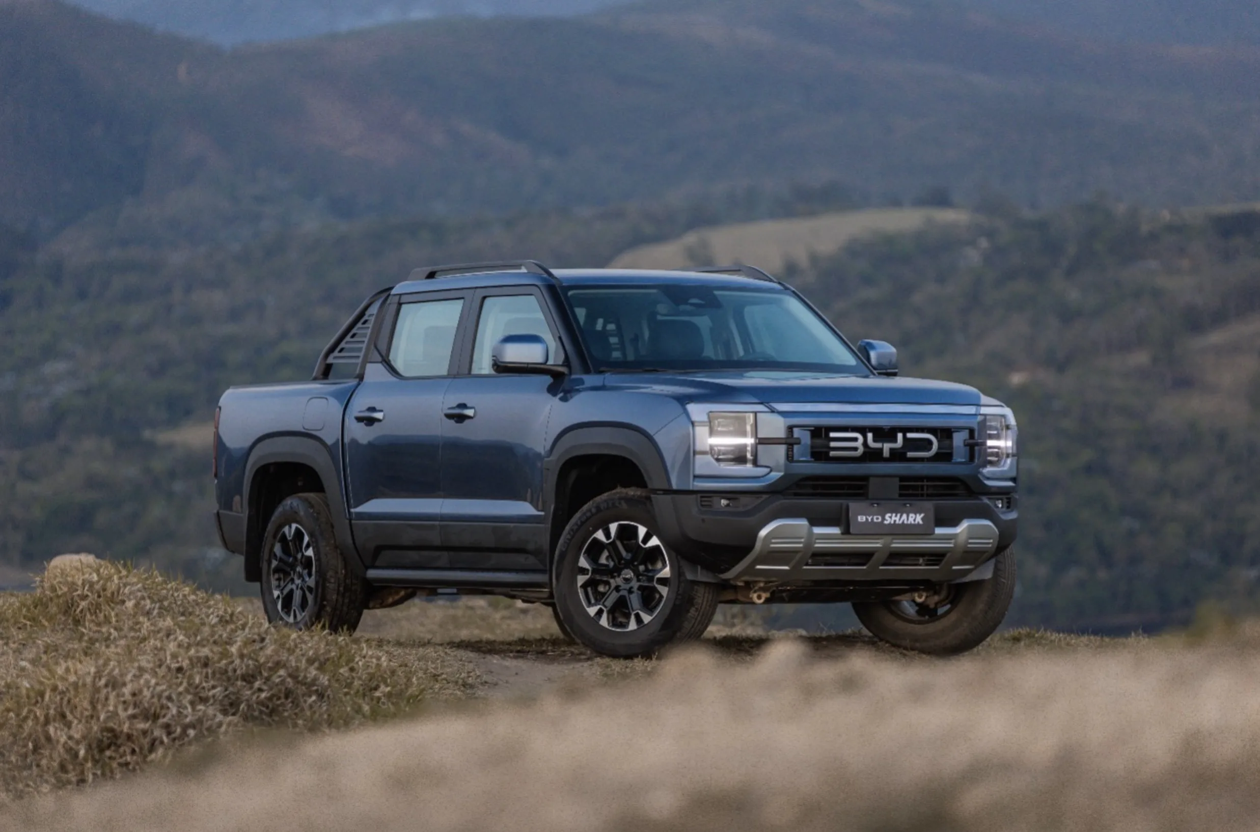 BYD Shark é picape híbrida plug-in com tração 4x4, foco em força, tecnologia e baixo consumo, posicionada para disputar espaço com Hilux e Ranger no Brasil.