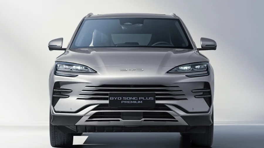 As versões do BYD Song Plus 2026 combinam eficiência e versatilidade; a opção híbrida atende o uso urbano econômico, enquanto a Premium AWD oferece mais potência e conforto para viagens.