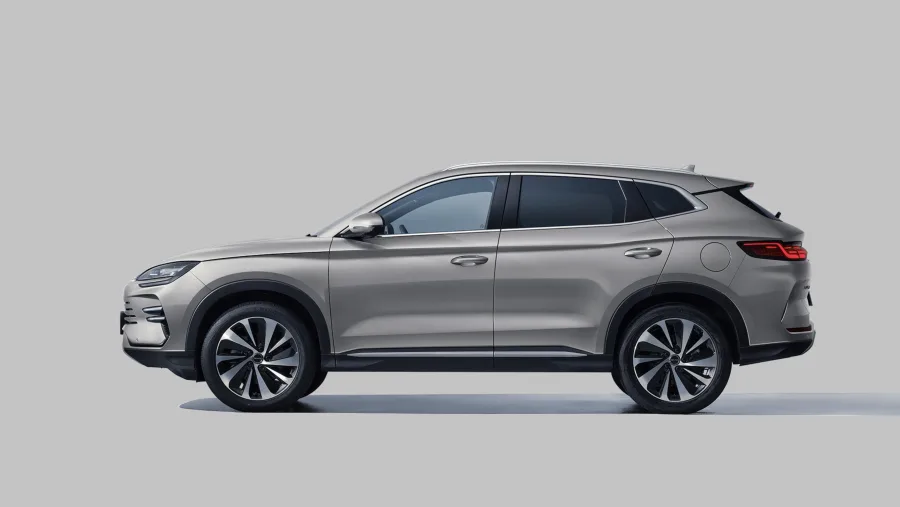 É equilibrado para viagens e uso diário, com suspensão independente, bom isolamento acústico e direção elétrica leve. O desempenho é estável na estrada e confortável nas manobras urbanas.