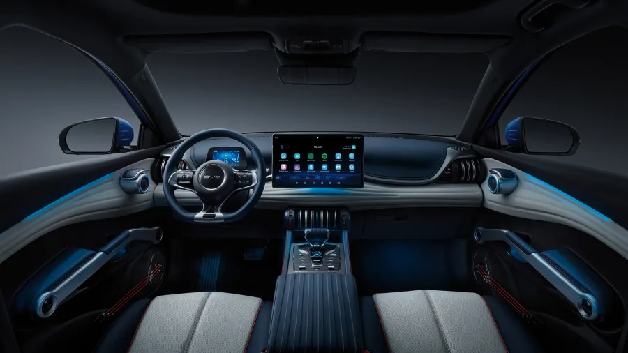 Câmbio automático de uma marcha e tração dianteira simplificam o uso urbano. A direção elétrica é precisa, o diâmetro de giro de 11,1 m facilita manobras em cidades.