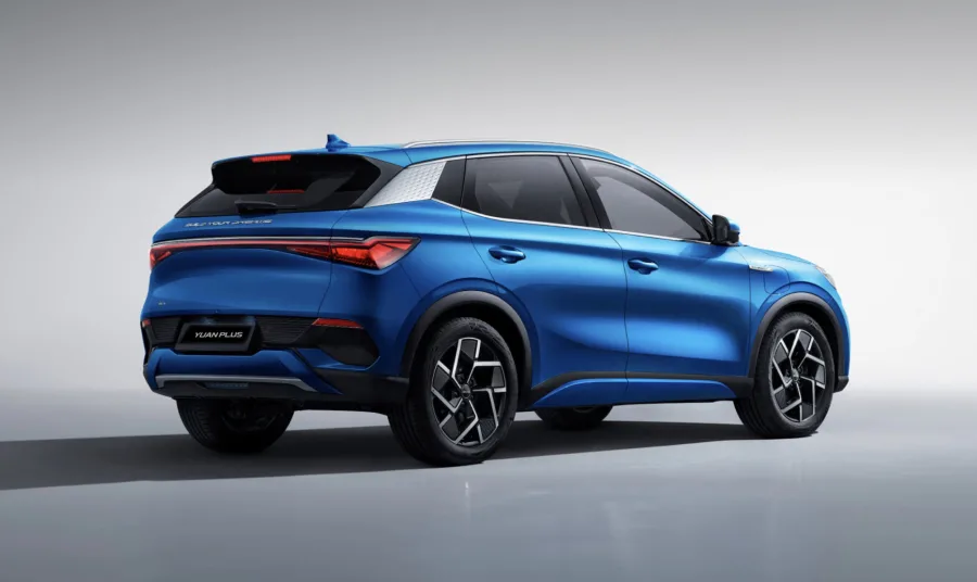 O BYD Yuan Plus 2026 tem versão única com motor elétrico de 60,8 kw, oferecendo desempenho forte, boa autonomia e pacote completo de conforto e tecnologia.