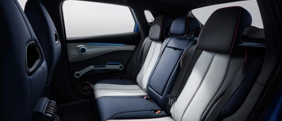 Interior para 5 ocupantes com 312 litros de porta-malas, bancos em couro e central multimídia moderna. Teto panorâmico, controle de faixa e 6 airbags completam o pacote.