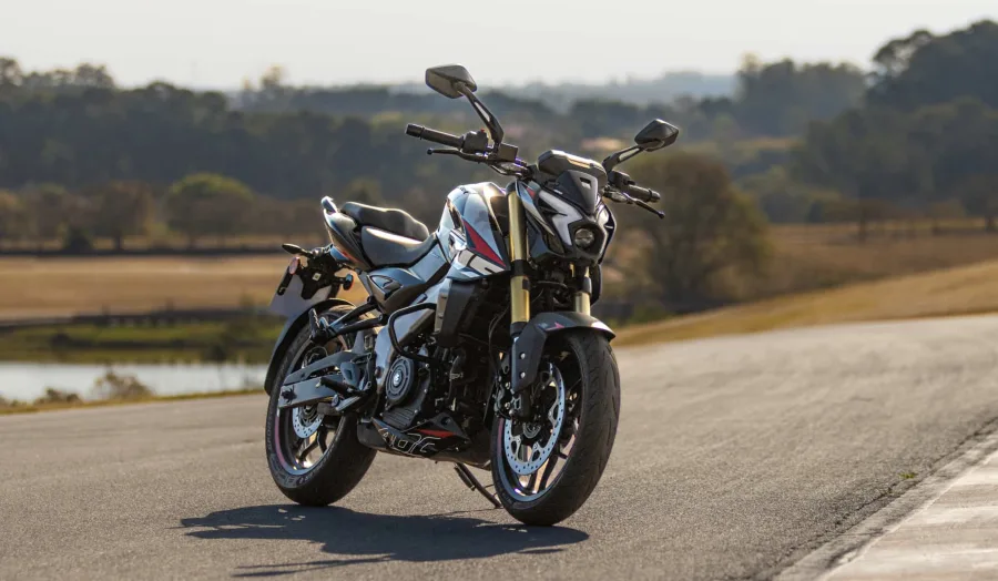 Além do visual agressivo, a moto conta com quatro modos de pilotagem — Road, Rain, Sport e Off-Road — que ajustam a resposta do motor e tornam a experiência mais versátil.