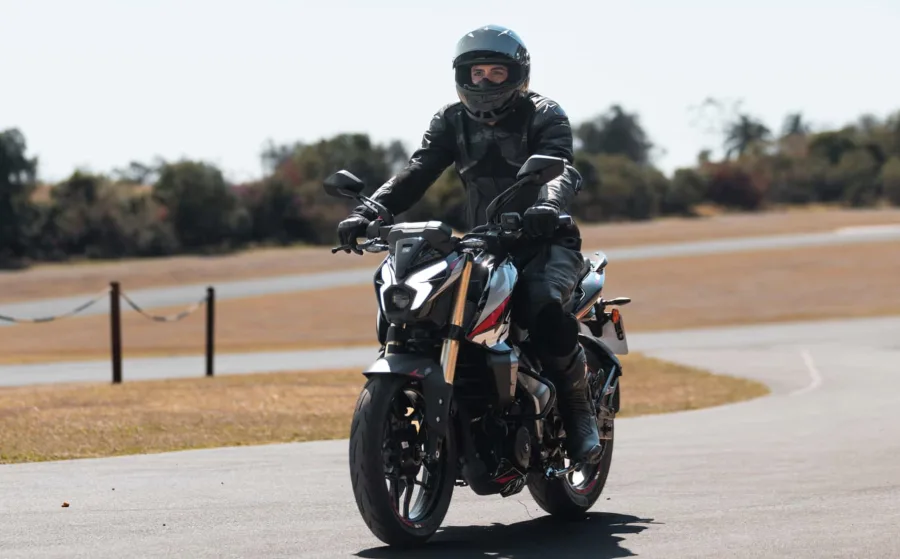 A Bajaj Dominar NS400Z 2026 chega ao Brasil com motor de 40 cv e design esportivo, marcando uma nova fase da marca no país com foco em tecnologia e custo-benefício competitivo.