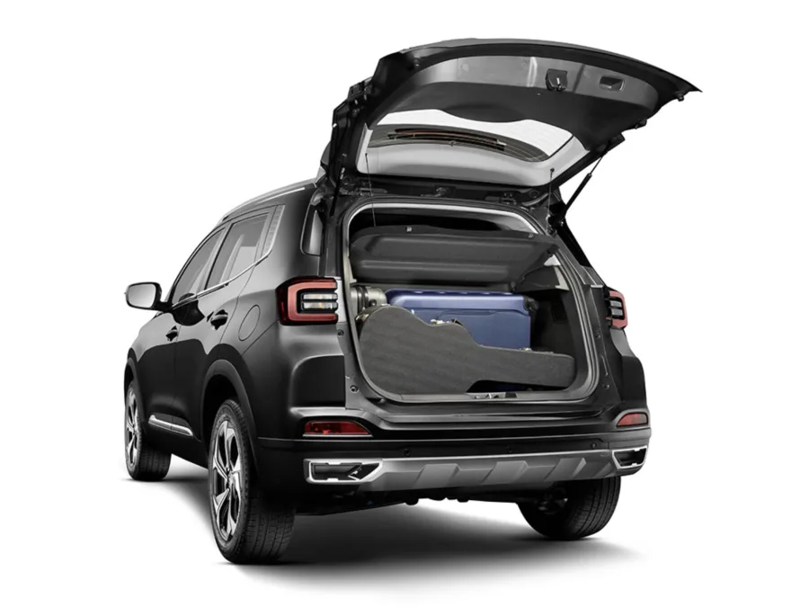 Espaço interno equilibrado, porta-malas de 340 litros e comportamento estável tornam o SUV adequado tanto para viagens quanto para o dia a dia.