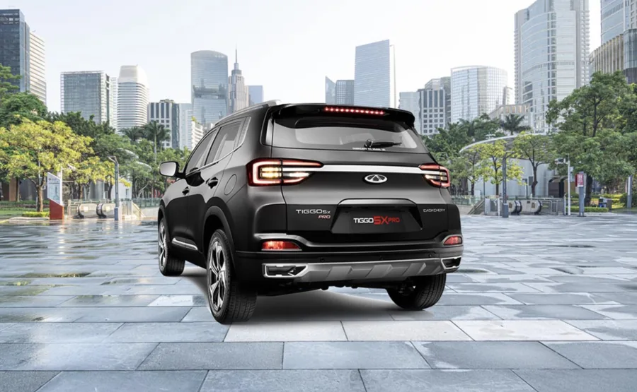 O consumo é de 6,5 km/l na cidade e 12,1 km/l na estrada com gasolina, garantindo autonomia de até 617 km com tanque de 51 litros.