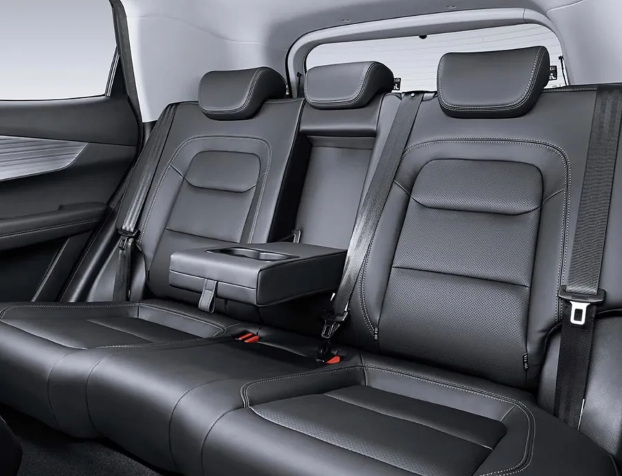 Possui interior para cinco pessoas, bancos de couro, teto panorâmico, ar dual zone e suspensão independente, unindo tecnologia, conforto e segurança.