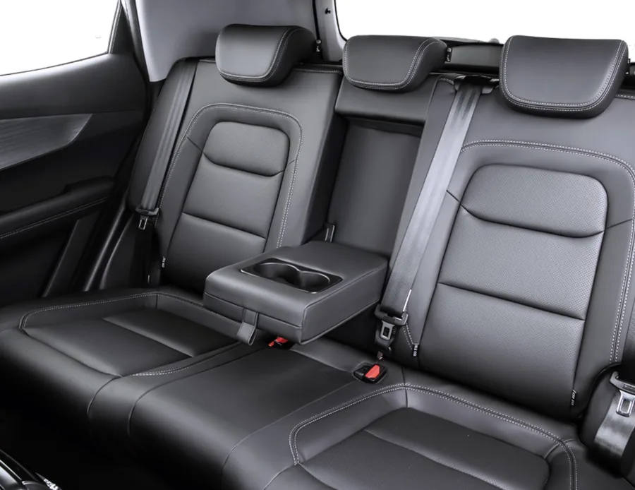 Oferece interior bem acabado, bancos em couro, ar-condicionado com saída traseira e pacote de segurança completo com seis airbags e controle de estabilidade.