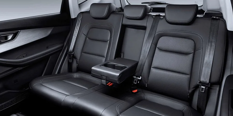 Com cinco lugares, ar-condicionado automático de duas zonas, bancos elétricos, teto panorâmico e porta-malas de 475 litros, alia conforto, tecnologia e segurança.