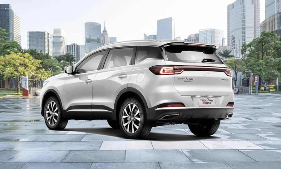 Consome 10,2 km/l na cidade e 13 km/l na estrada, com autonomia de 520 km no uso urbano e 663 km em rodovia, graças ao tanque de 51 litros e ao peso equilibrado.